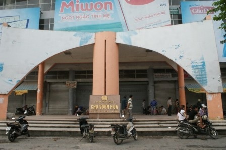 Sáng ngày 5/8, tiểu thương chợ Vườn hoa đóng cửa quầy ngừng kinh doanh.