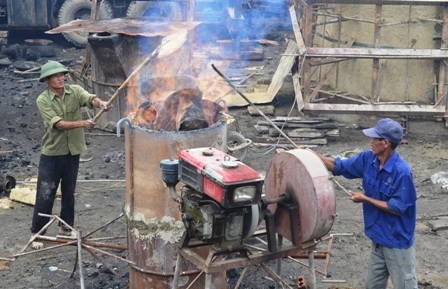 Các nghệ nhân thực hiện một số công đoạn đúc trống.