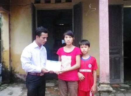 PV Dân trí trao quà bạn đọc ủng hộ tới em Phạm Thị Hoài.