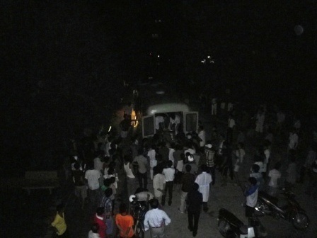 Thi thể nạn nhân được mang đi khám nghiệm phục vụ công tác điều tra