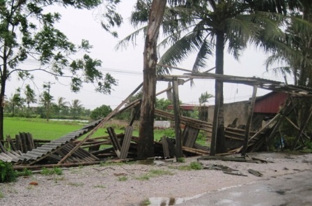 Chòi ven biển Hoằng Hoá bị bão xô gãy.