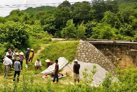 Một phụ nữ tử vong bên cạnh đường sắt - 1 Hiện trường phát hiện người phụ nữ tử vong.