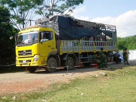 Chiếc xe tải của công ty CP Nicotex Thanh Thái bị người dân chặn lại.
