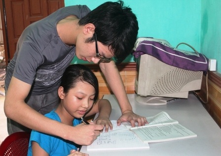 Những lúc rảnh rỗi, Đức thường chỉ bảo em gái học hành.