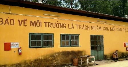 Vụ chôn thuốc trừ sâu: Chủ tịch UBND tỉnh chỉ đạo điều tra, xử lý - 2 Khẩu hiểu được viết ngay trên tường nhà xưởng công ty.