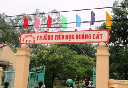 Trường tiểu học Quảng Cát (TP Thanh Hóa) may đồng phục, ép học sinh mua.