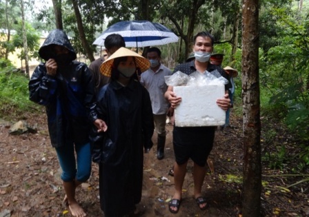 Người dân tự lấy mẫu để đi kiểm tra.