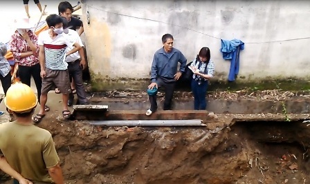 Người dân vẫn thay phiên nhau canh giữ hiện trường chôn thuốc trừ sâu.