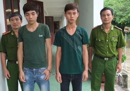 Đi theo học sinh ra đồng vắng chặn cướp tài sản - 1 Hai đối tượng bị cơ quan Công an huyện Yên Định bắt giữ.