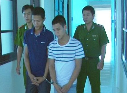 Giả danh công an để cướp tài sản - 1 Hai đối tượng Hà và Bình tại cơ quan Công an.