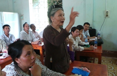 Những người dân nằm trong khu vực ảnh hưởng bởi môi trường ô nhiễm đang làm đơn khởi kiện công ty.