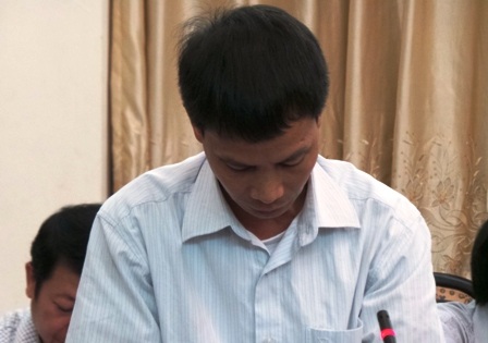 Vị GĐ Cty Thanh Thái cúi gầm mặt xin lỗi người dân.