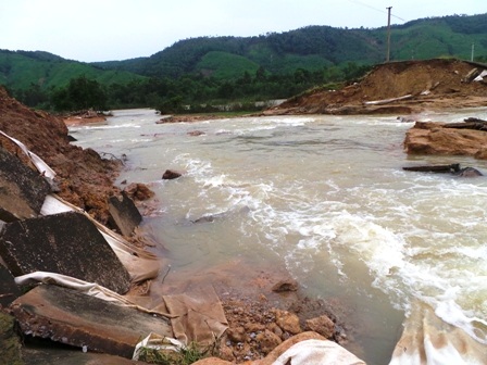 Hồ Đồng Đáng, xã Trường Lâm bị nước lũ xé toang.