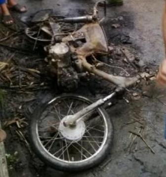Hàng trăm người dân vây bắt 2 “cẩu tặc” - 1 Chiếc xe máy của hai cẩu tặc dùng làm phương tiện đi bắt chó bị người dân đốt cháy trơ khung.