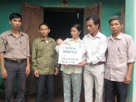 PV Dân trí cùng đại diện chính quyền địa phương trao quà bạn đọc ủng hộ tới gia đình anh Lý.