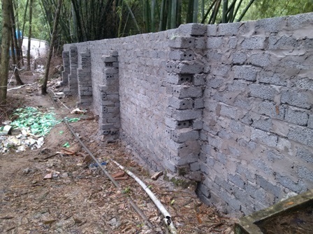 Người dân đang sống chung với thuốc trừ sâu.