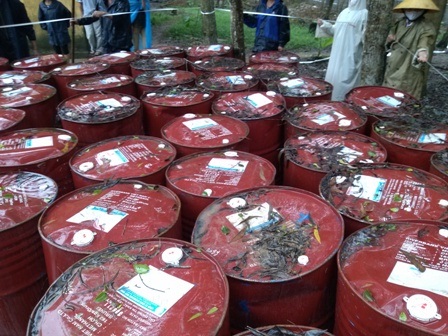 Hàng chục thùng phuy đặc ruột đang được để ngoài trời trong khuôn viên công ty.