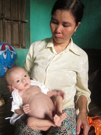 Nhìn con mà nước mắt người mẹ lăn dài trên má.