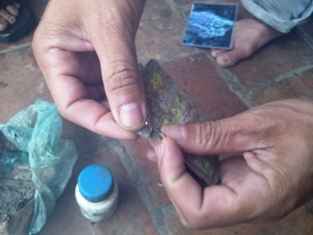 Người dân cho rằng, công ty đã dùng lưỡi lam cắt bao thuốc hết hạn ra để tiêu hủy.