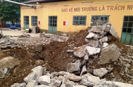Người dân thuê máy múc "khai quật"... thuốc trừ sâu - 1 Máy múc khai quật khu vực sân nhà xưởng công ty.