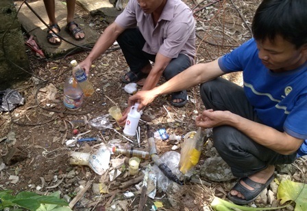 Vụ chôn thuốc trừ sâu: Xuất hiện xe "lạ" chở máy nén hơi - 5 Những chai lọ vương vãi xung quanh khu vực mà một số người lạ vào sục khí vứt lại.