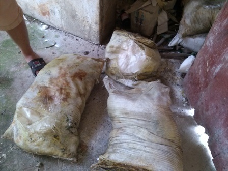 Vụ chôn thuốc trừ sâu: Xuất hiện xe "lạ" chở máy nén hơi - 6 Muối này người dân cho rằng công ty dùng để chôn cùng các thùng phuy.