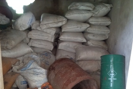 Vụ chôn thuốc trừ sâu: Xuất hiện xe "lạ" chở máy nén hơi - 4 Kho chứa muối được người dân phát hiện ra.