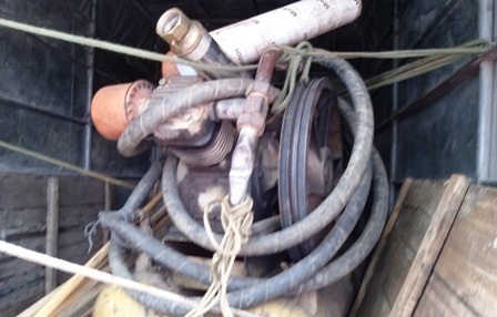 Vụ chôn thuốc trừ sâu: Xuất hiện xe "lạ" chở máy nén hơi - 2 Chiếc xe tải cùng máy nổ nén hơi được đưa vào Cty Thanh Thái từ tối ngày 8/9.