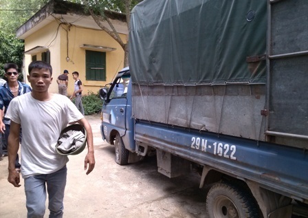 Vụ chôn thuốc trừ sâu: Xuất hiện xe "lạ" chở máy nén hơi - 1 Chiếc xe tải cùng máy nổ nén hơi được đưa vào Cty Thanh Thái từ tối ngày 8/9.