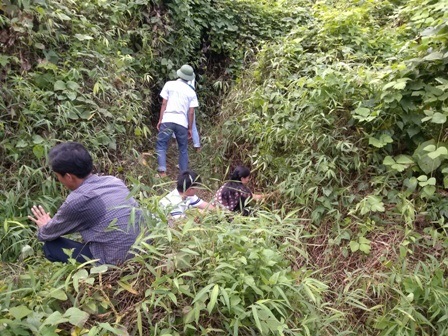 Vụ chôn thuốc trừ sâu: Người dân phát núi tìm tang vật - 1 Người dân lùng sục lên tận ngọn núi và các hang hốc để tìm thuốc trừ sâu.