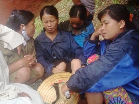 Người dân vẫn thay phiên nhau bảo vệ hiện trường.