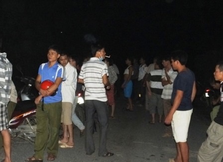 Vụ chôn thuốc trừ sâu: 4 đối tượng đột nhập công ty giữa đêm - 1 Hàng trăm người dân có mặt tại hiện trường ngay sau khi nghe tin có người đột nhập công ty.