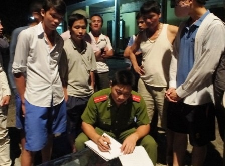 Vụ chôn thuốc trừ sâu: 4 đối tượng đột nhập công ty giữa đêm - 4 Công an lập biên bản hiện trường.