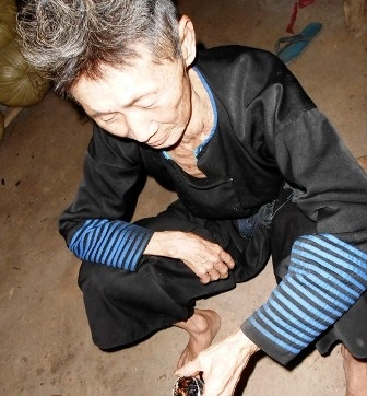 Cụ Hơ Chả Rế, bản Cơm, xã Pù Nhi từng vào rừng trồng cây thuốc phiện.