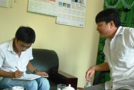 Ông Lường Văn Xích (bìa phải) - Chủ tịch xã Pù Nhi chia sẻ về những thay đổi của địa phương .