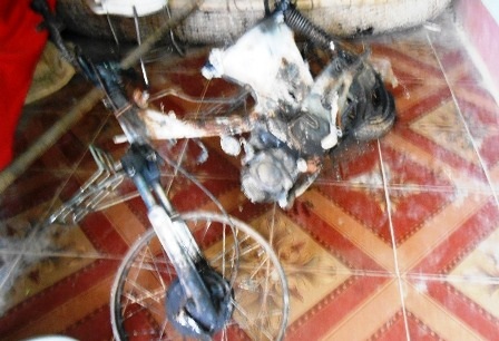 Chiếc xe máy của đối tượng bị người dân đốt cháy chỉ còn lại bộ khung.