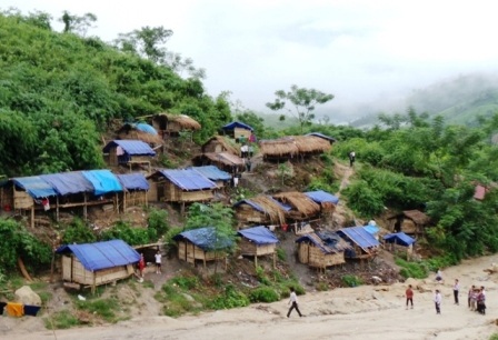 Những lều trọ học của học sinh Mường Lý nằm cheo leo bên sườn núi.