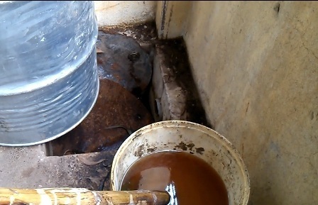 Vụ chôn thuốc trừ sâu: Gần 1.000 người dân ký đơn kêu cứu - 2 Một vị trí trong góc nhà xưởng của công ty người dân cho rằng là nơi xả chất thải.