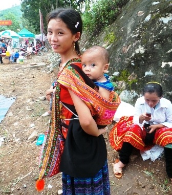 Địu con đi chơi Tết Độc lập.