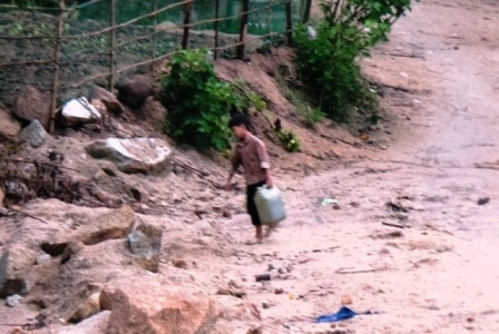 Mới sáng sớm, các em học sinh đã xuống suối lấy nước sinh hoạt cá nhân.
