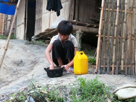 Mới sáng sớm, các em học sinh đã xuống suối lấy nước sinh hoạt cá nhân.