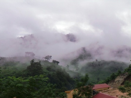 Ngôi trường nằm bên sườn dãy núi trùng điệp và mây mù bao phủ.