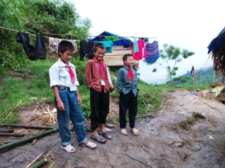 Các em học sinh chờ đợi nhau đi dự lễ khai giảng.