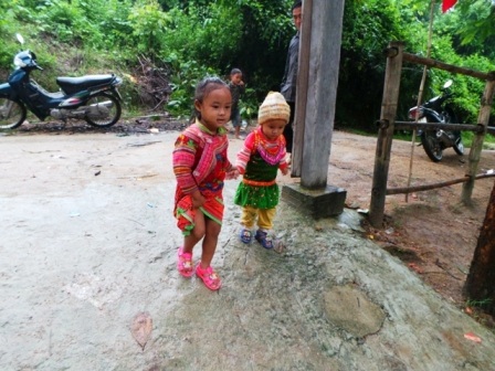 2 chị em học mầm non vui mừng trong ngày khai trường.