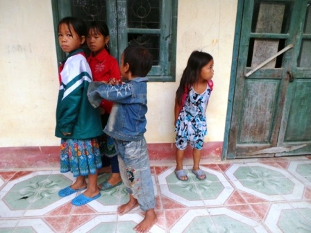 Nhiều học sinh rụt rè trong ngày khai giảng.