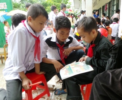  Tranh thủ đọc sách khi đi khai giảng.