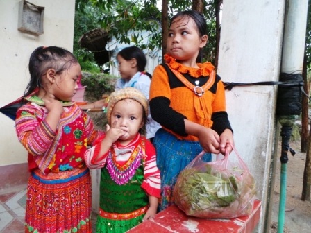 Cả 3 chị em được bố đưa đi khai giảng.