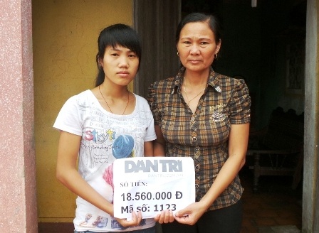 Đại diện chính quyền địa phương trao quà bạn đọc tới em Hoài.