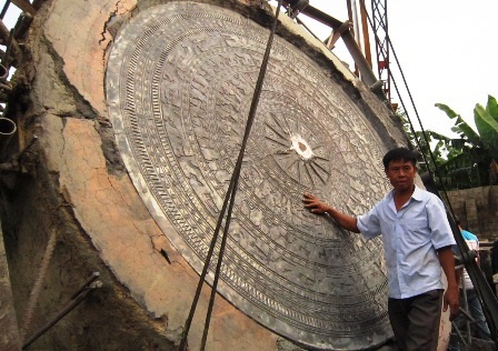 Các nghệ nhân đang hoàn thiện chiếc trống đồng.