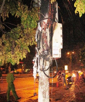 Cột điện trước số nhà 134, đường Quang Trung bị cháy rụi, các thiết bị điện hư hỏng hoàn toàn.